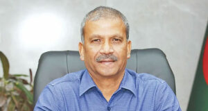 আইন উপদেষ্টা আসিফ নজরুল সাংবাদিকদের সঙ্গে কথা বলছেন