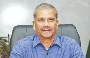 আইন উপদেষ্টা আসিফ নজরুল সাংবাদিকদের সঙ্গে কথা বলছেন