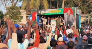 বাগেরহাটে নির্বাচনী জনসভায় বক্তব্য দিচ্ছেন মুক্তিযোদ্ধা ও স্বতন্ত্র প্রার্থী এমএএইচ সেলিম