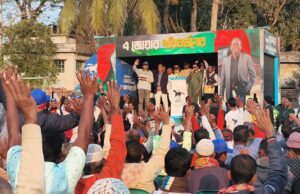 বাগেরহাটে নির্বাচনী জনসভায় বক্তব্য দিচ্ছেন মুক্তিযোদ্ধা ও স্বতন্ত্র প্রার্থী এমএএইচ সেলিম