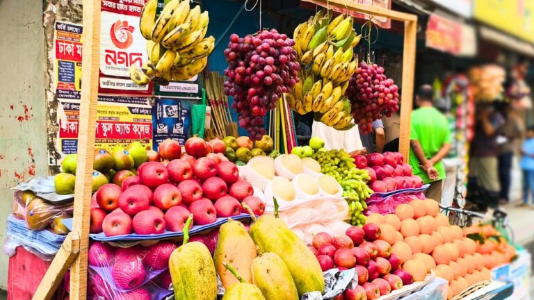 রমজান মাসে রাজধানীর ফলের বাজারে দাম আকাশচুম্বী