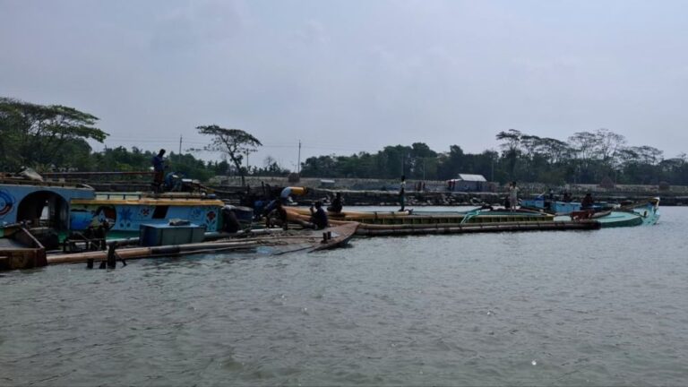 তেঁতুলিয়ায় বালু উত্তোলনে ভয়াবহ নদীভাঙন