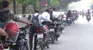 চট্টগ্রামে তেল সংকট চরমে, লাইনে দাঁড়িয়ে ভোগান্তি