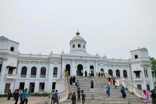 রংপুরের তাজহাট জমিদার বাড়ি ইতিহাসে ভরা ঐতিহ্যের নিদর্শন