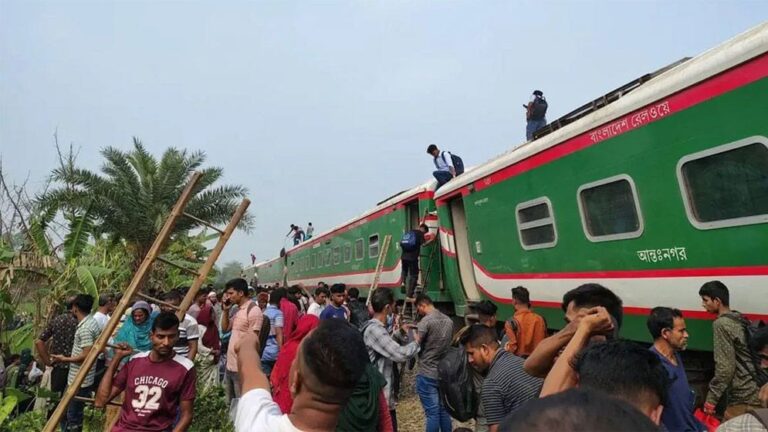 সান্তাহারে নীলসাগর এক্সপ্রেস লাইনচ্যুত, বন্ধ রেল যোগাযোগ