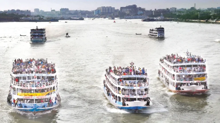 ঈদে ঘরমুখো ঢল, ফাঁকা হয়ে যাচ্ছে ব্যস্ত ঢাকা