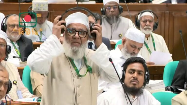 সংসদের হেডফোন নিয়ে এমপির ক্ষোভ, তুললেন লুটপাটের অভিযোগ